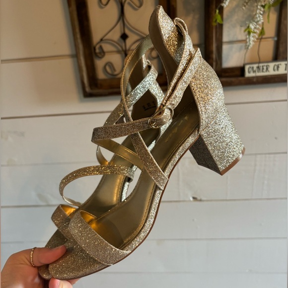 Gold heels - Picture 2 of 4